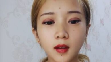 金发妹子全裸道具自慰.